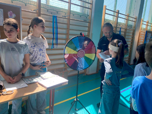 Policjant i uczestnicy akcji