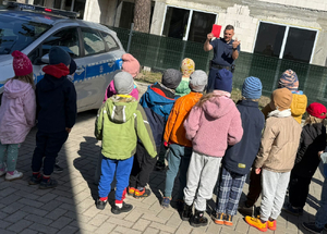 policjant uczy dzieci kolorów sygnalizacji