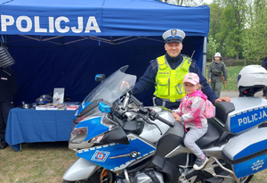 motocykl policyjny na pikniku