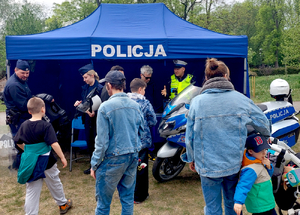 policyjne stanowisko na pikniku