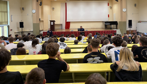 policjanci na spotkaniu z młodzieżą