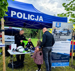Policyjne stanowisko na pikniku