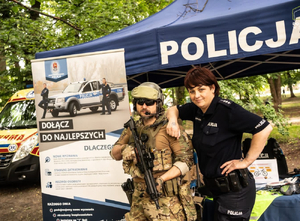 policyjne stanowisko z policjantką i żołnierzem