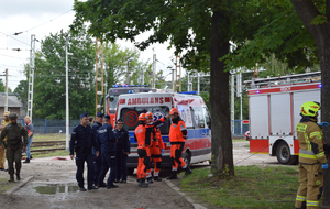Policjanci na miejscu ćwiczeń z innymi służbami