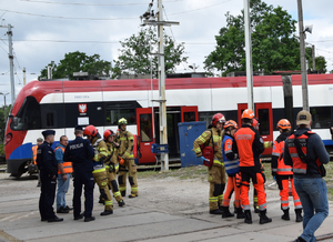 Policjanci na miejscu ćwiczeń z innymi służbami