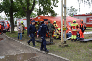 Policjanci na miejscu ćwiczeń z innymi służbami