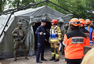 Policjanci na miejscu ćwiczeń z innymi służbami