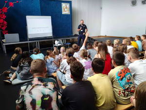 Policjant na zajęciach w szkole