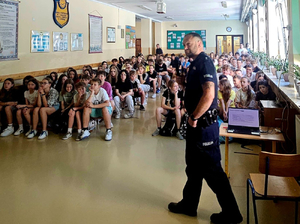 Policjant na zajęciach w szkole