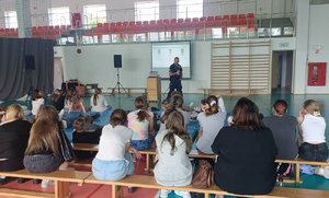 Policjant na zajęciach w szkole