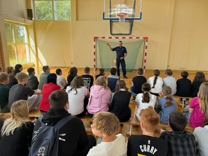 Policjant na zajęciach w szkole