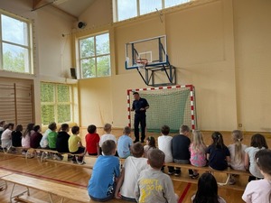 Policjant na zajęciach w szkole