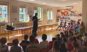Policjant podczas spotkania w przedszkolu
