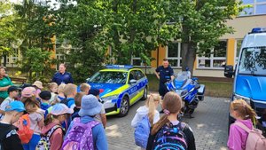 Policjanci i dzieci podczas spotkania w komendzie