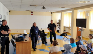 Policjanci i dzieci podczas spotkania w komendzie