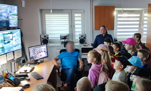 Policjanci i dzieci podczas spotkania w komendzie