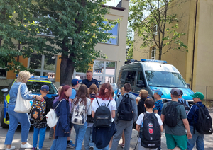 Policjanci i dzieci podczas spotkania w komendzie