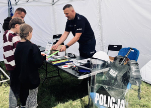 Policjant rozmawia z dziećmi podczas pikniku