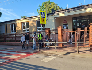 policjant podczas akcji w okolicy szkoły