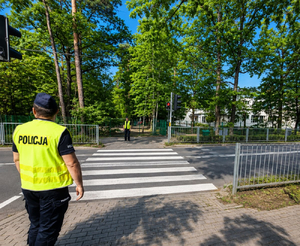 Policjanci podczas akcji w okolicy szkoły w Podkowie Leśnej