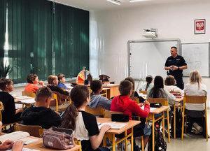 Policjant podczas zajęć w szkole
