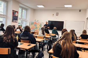 Policjant na spotkaniu z uczniami w sali