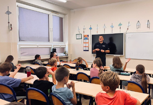 policjant na zajęciach z uczniami w sali