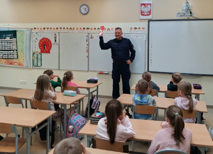 policjant na spotkaniu z uczniami w sali